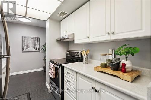 901 - 1333 Bloor Street, Mississauga (Applewood), ON - Indoor Photo Showing Kitchen