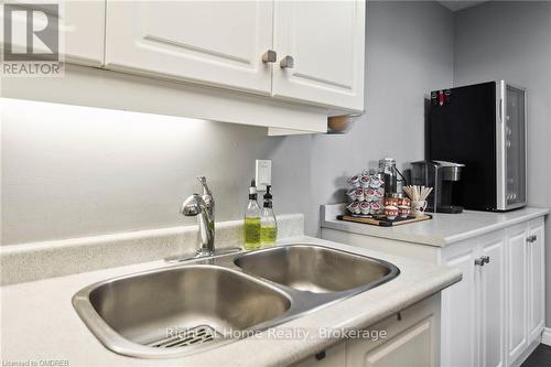 901 - 1333 Bloor Street, Mississauga (Applewood), ON - Indoor Photo Showing Kitchen With Double Sink