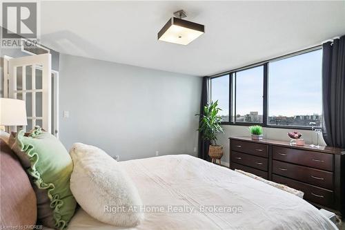 901 - 1333 Bloor Street, Mississauga (Applewood), ON - Indoor Photo Showing Bedroom