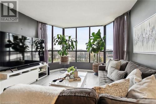 901 - 1333 Bloor Street, Mississauga (Applewood), ON - Indoor Photo Showing Living Room