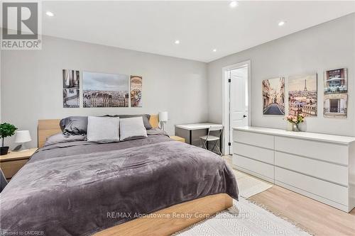 1230 Wood Place, Oakville (1020 - Wo West), ON - Indoor Photo Showing Bedroom