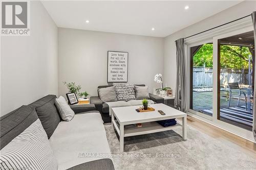 1230 Wood Place, Oakville (1020 - Wo West), ON - Indoor Photo Showing Living Room