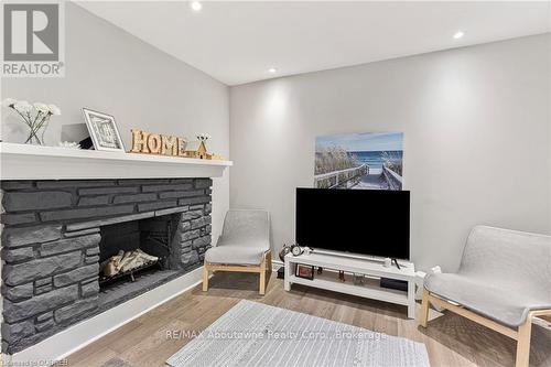 1230 Wood Place, Oakville (1020 - Wo West), ON - Indoor Photo Showing Living Room With Fireplace