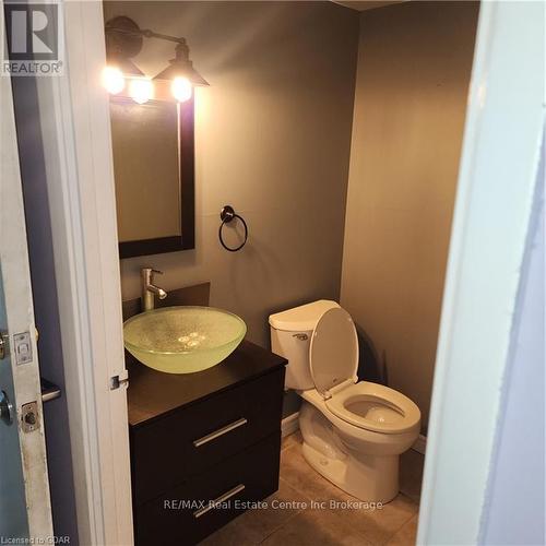 307 - 65 Silvercreek Parkway N, Guelph (Onward Willow), ON - Indoor Photo Showing Bathroom