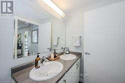 ensuite with 2 sinks! - 