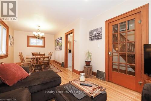 35 Fergus Street, Guelph (Central West), ON - Indoor Photo Showing Living Room