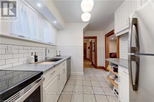 35 Fergus Street, Guelph (Central West), ON - Indoor Photo Showing Kitchen With Upgraded Kitchen