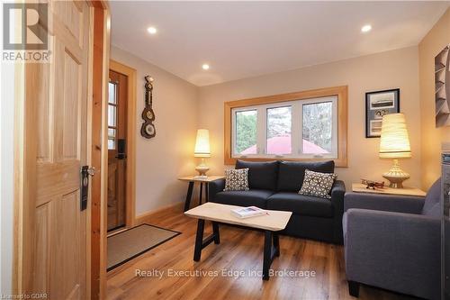 35 Fergus Street, Guelph (Central West), ON - Indoor Photo Showing Living Room