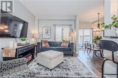 13 - 146 Downey Road, Guelph (Kortright Hills), ON - Indoor Photo Showing Living Room