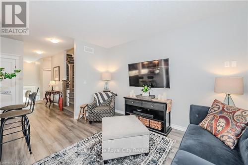 13 - 146 Downey Road, Guelph (Kortright Hills), ON - Indoor Photo Showing Living Room