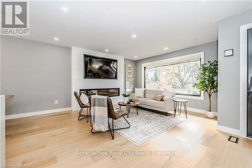 1735 Queenston Road, Cambridge, ON - Indoor Photo Showing Living Room