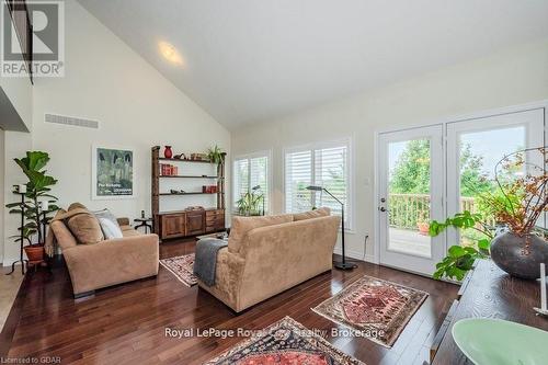 28 - 19 Simmonds Drive, Guelph (Waverley), ON - Indoor Photo Showing Living Room