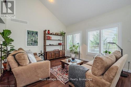 28 - 19 Simmonds Drive, Guelph (Waverley), ON - Indoor Photo Showing Living Room