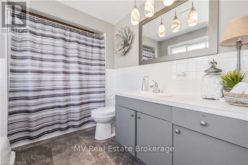 912 Scotland Street, Centre Wellington (Fergus), ON - Indoor Photo Showing Bathroom