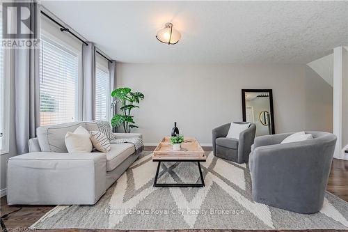 173 Clair Road W, Guelph (Clairfields), ON - Indoor Photo Showing Living Room