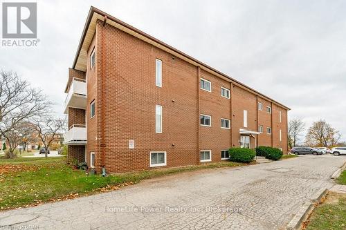 302 - 57 Conroy Crescent, Guelph (College), ON 