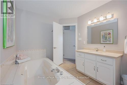 106 - 121 Waterloo Avenue, Guelph (Central West), ON - Indoor Photo Showing Bathroom