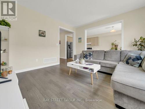 411 Barker Parkway W, Thorold, ON - Indoor Photo Showing Living Room