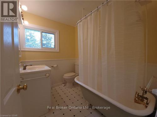 599 Bush Street, Caledon, ON - Indoor Photo Showing Bathroom