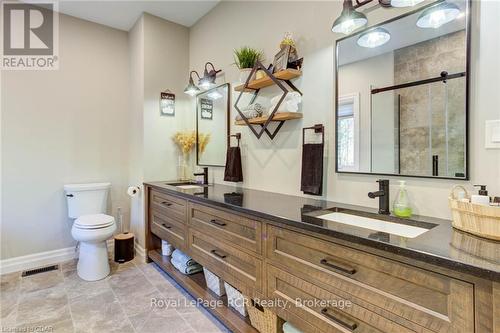 211721 Baseline, West Grey, ON - Indoor Photo Showing Bathroom