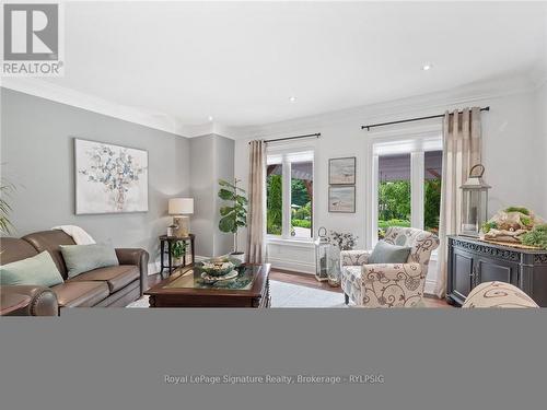 10 Forest Ridge Crescent, Halton Hills (1049 - Rural Halton Hills), ON - Indoor Photo Showing Living Room