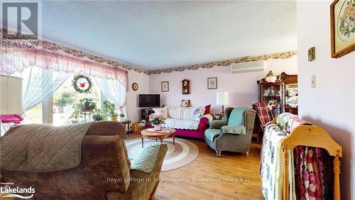 14 Seneca Crescent, Tiny, ON - Indoor Photo Showing Living Room