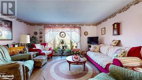 14 Seneca Crescent, Tiny, ON - Indoor Photo Showing Living Room