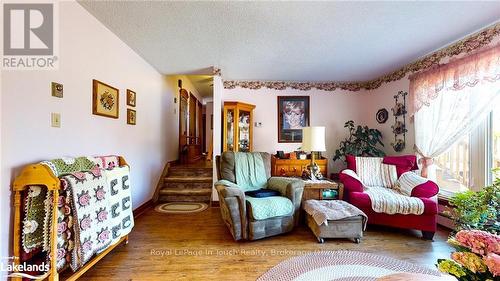 14 Seneca Crescent, Tiny, ON - Indoor Photo Showing Living Room