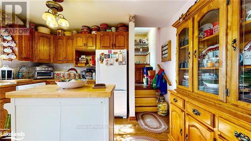 14 Seneca Crescent, Tiny, ON - Indoor Photo Showing Kitchen