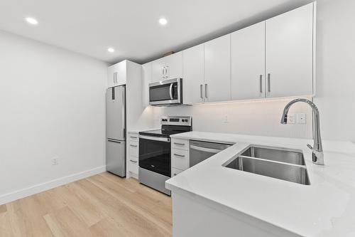 102-175 Abbott Street, Penticton, BC - Indoor Photo Showing Kitchen With Double Sink With Upgraded Kitchen