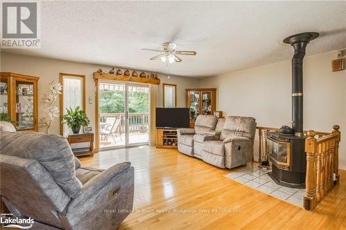 682 Concession 15 Road W, Tiny, ON - Indoor Photo Showing Living Room