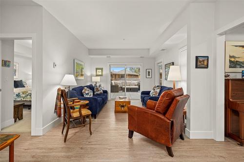 107-4380 Lakeshore Road, Kelowna, BC - Indoor Photo Showing Living Room