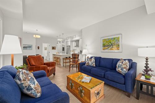 107-4380 Lakeshore Road, Kelowna, BC - Indoor Photo Showing Living Room