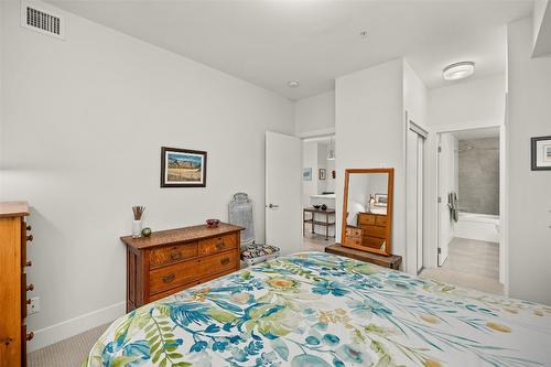 107-4380 Lakeshore Road, Kelowna, BC - Indoor Photo Showing Bedroom