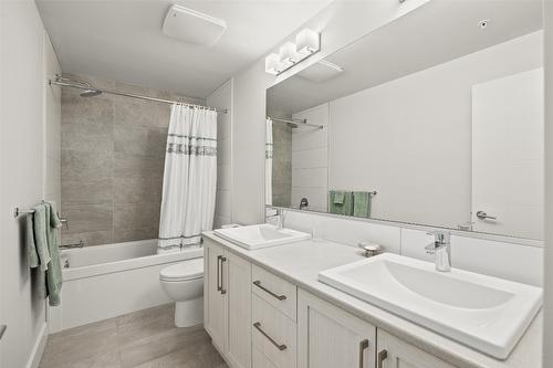 107-4380 Lakeshore Road, Kelowna, BC - Indoor Photo Showing Bathroom