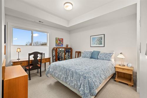 107-4380 Lakeshore Road, Kelowna, BC - Indoor Photo Showing Bedroom