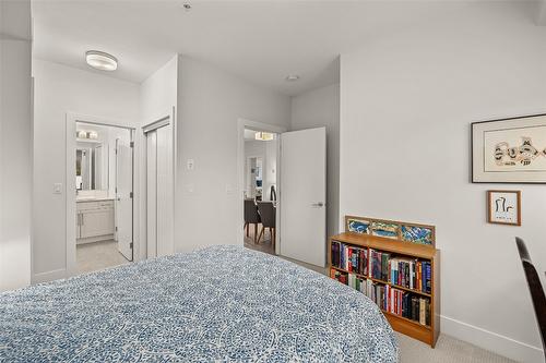 107-4380 Lakeshore Road, Kelowna, BC - Indoor Photo Showing Bedroom