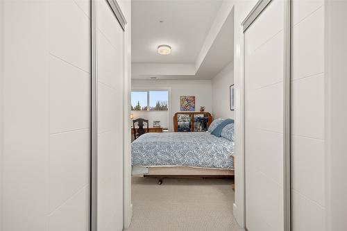 107-4380 Lakeshore Road, Kelowna, BC - Indoor Photo Showing Bedroom