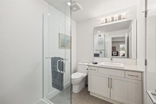 107-4380 Lakeshore Road, Kelowna, BC - Indoor Photo Showing Bathroom