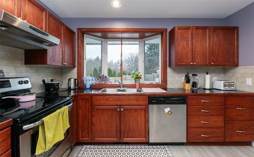 1350 13 Avenue, Salmon Arm, BC - Indoor Photo Showing Kitchen With Double Sink