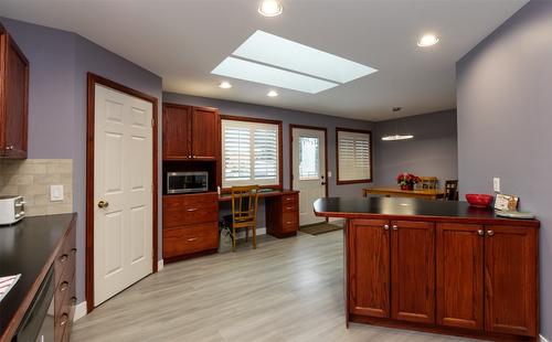 1350 13 Avenue, Salmon Arm, BC - Indoor Photo Showing Kitchen