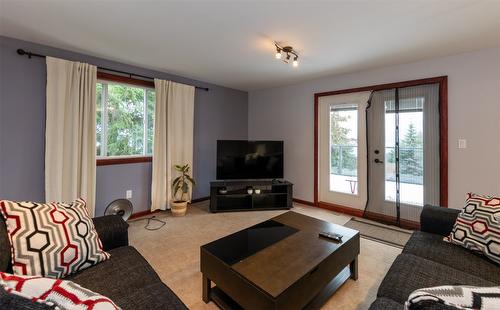 1350 13 Avenue, Salmon Arm, BC - Indoor Photo Showing Living Room