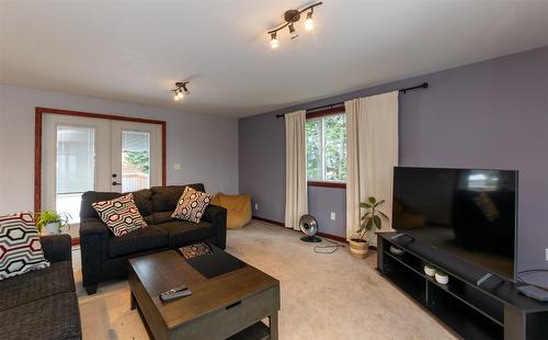 1350 13 Avenue, Salmon Arm, BC - Indoor Photo Showing Living Room