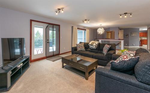 1350 13 Avenue, Salmon Arm, BC - Indoor Photo Showing Living Room