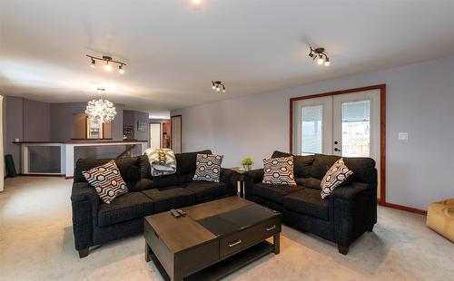 1350 13 Avenue, Salmon Arm, BC - Indoor Photo Showing Living Room