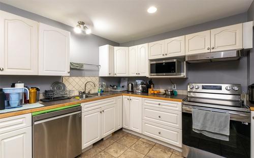 1350 13 Avenue, Salmon Arm, BC - Indoor Photo Showing Kitchen With Double Sink