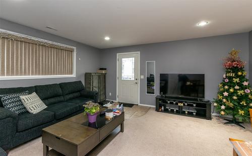 1350 13 Avenue, Salmon Arm, BC - Indoor Photo Showing Living Room