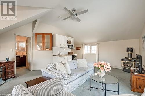 6 Turtle Lake Drive, Halton Hills (1049 - Rural Halton Hills), ON - Indoor Photo Showing Living Room