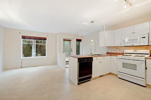 112-1330 Ridgeway Drive, Kelowna, BC - Indoor Photo Showing Kitchen