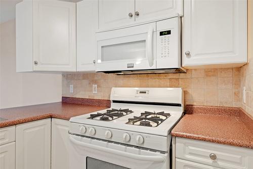 112-1330 Ridgeway Drive, Kelowna, BC - Indoor Photo Showing Kitchen